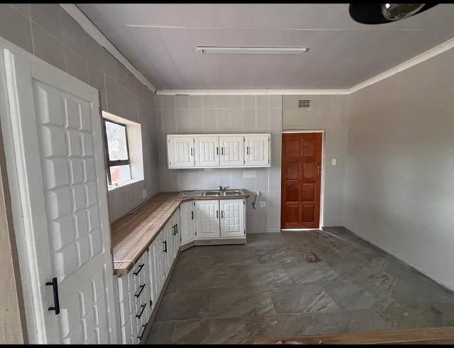 5 BEDROOM HOUSE FOR SALE IN THREE RIVERS